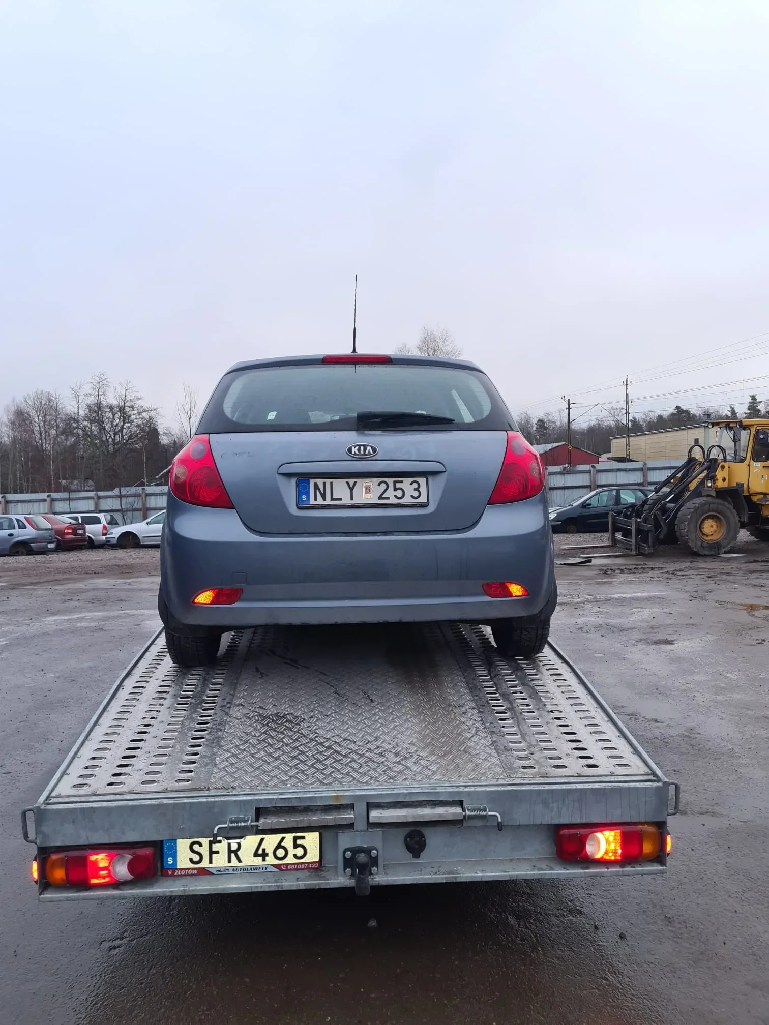 Vit SUV på bärgningsbil – Östansjö Bilskrot hämtar din bil