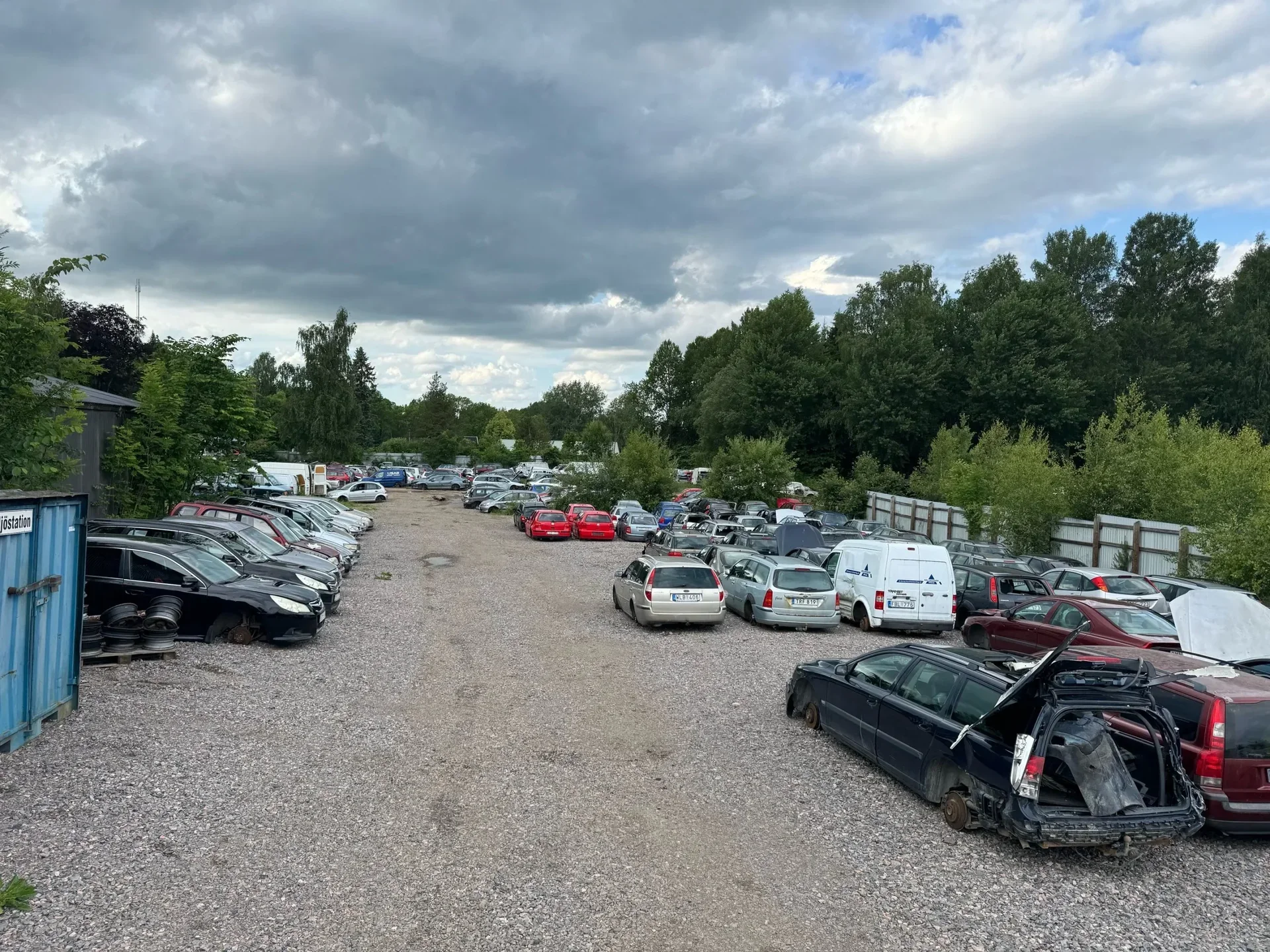 Bilar på skrotgården